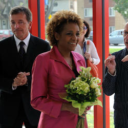 La gouverneure générale Michaëlle Jean tenant un bouquet de fleurs.