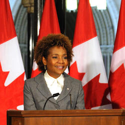 La gouverneure générale Michaëlle Jean debout sur un podium.