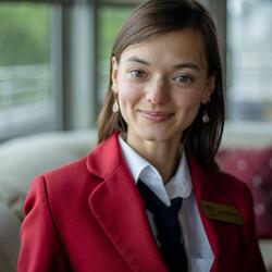 Un guide sourit à la caméra.