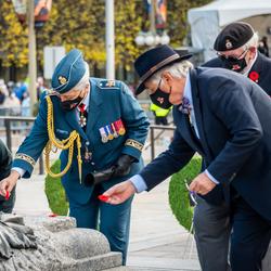 La gouverneure générale et M. Whit Fraser déposent leurs coquelicots sur la Tombe du Soldat inconnu lors de la cérémonie nationale du jour du Souvenir.