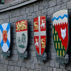 Les armoiries des lieutenants-gouverneurs des provinces et des commissaires territoriaux sont accrochées à un mur.
