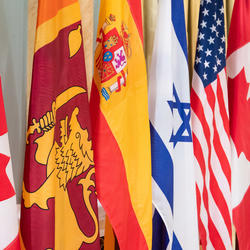 Les drapeaux nationaux sont alignés entre deux drapeaux canadiens.