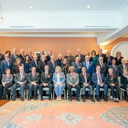 Photo de groupe des personnes nommées à l'Ordre du Canada avec Son Excellence.