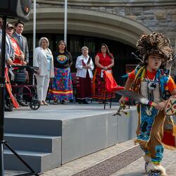 La gouverneure générale Marie Simon assiste à un spectacle culturel. Un enfant autochtone danse.