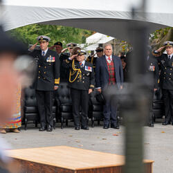 La gouverneure générale Mary Simon salue le port de l'uniforme de la Marine royale canadienne
