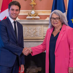La gouverneure générale Mary Simon serre la main de Son Excellence monsieur Gabriel Attal, premier ministre de la République française.