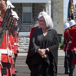 La gouverneure générale marchant le long d'une rangée d'élèves officiers et d'élèves officiers de marine.