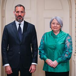 La gouverneure générale Mary Simon aux côtés de Son Altesse le prince Rahim Aga Khan V. 