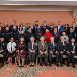 La gouverneure générale Mary Simon et M. Whit Fraser posent pour une photo aux côtés de personnes ayant reçu une décoration pour bravoure