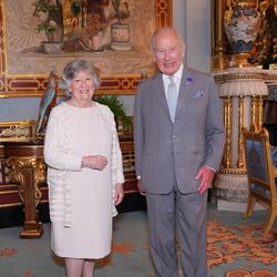 Crédit : Yui Mok © PA Images / Alamy, 2026. Louise Arbour se tient à côté de Sa Majesté le roi Charles III