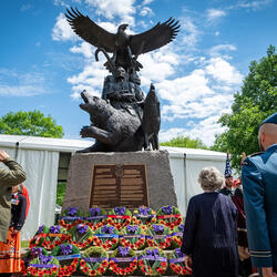La gouverneure générale Arbour et d’autres personnes contemplent les couronnes déposées devant le Monument national aux anciens combattants autochtones, à Ottawa.