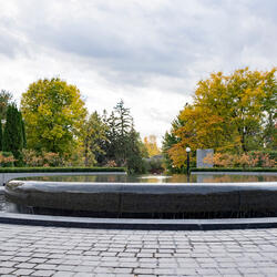 Fontaine dans les jardins de Rideau Hall à l'automne.