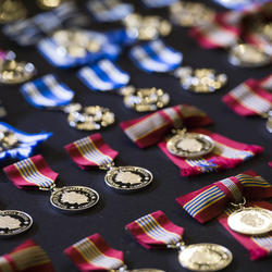 Les décorations et médailles d'honneur sont exposées sur une table recouverte de tissu noir.