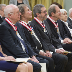 Des récipiendaires sont assis, leurs insignes de l’Ordre du Canada visibles autour de leurs cous.