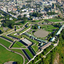 Vue aérienne de la Citadelle et de la ville environnante.