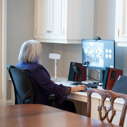 La gouverneure générale Simon est assise à son bureau. Son écran d’ordinateur illustre un événement virtuel en cours.