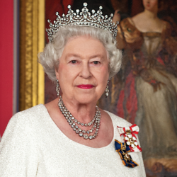 Sa Majesté la reine Elizabeth II se tient devant un portrait.