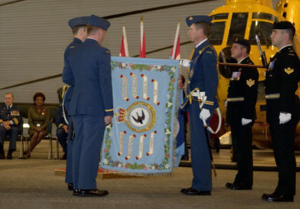 Cérémonie de bénédiction et de consécration des nouveaux drapeaux du 412e Escadron de transport de la Force aérienne