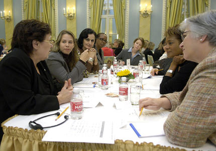 Discussion sur les femmes et le leadership avec la gouverneure générale