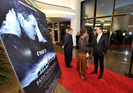 La gouverneure générale assiste à la première du film canadien Passchendaele à Ottawa