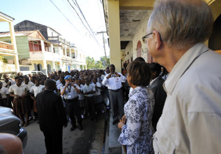 Visite et discussion au Centre d'opération d'urgence aux Cayes