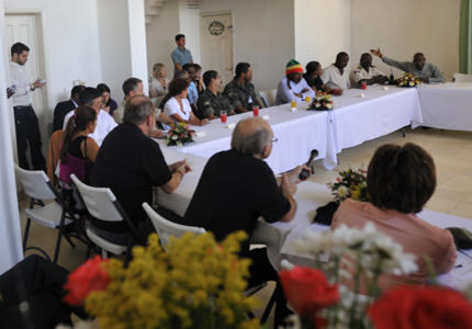 Rencontre avec l’organisation non gouvernementale brésilienne Viva Rio, les leaders de la communauté de Bel Air et la population