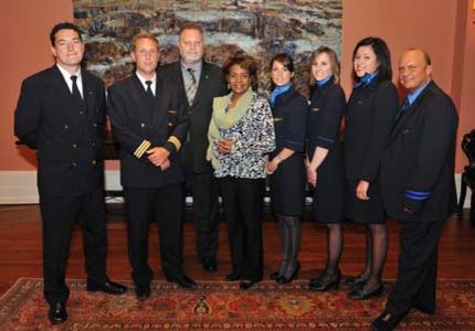 Les membres de l’équipage du vol 918 de CanJet visitent Rideau Hall