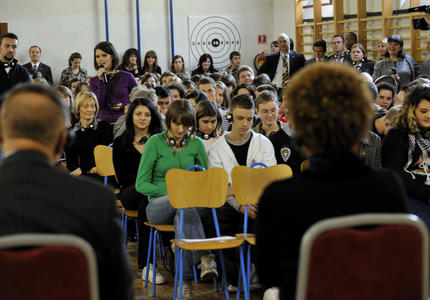 VISITE D'ÉTAT EN RÉPUBLIQUE DE CROATIE - Discussion avec des élèves d'une école de Vukovar