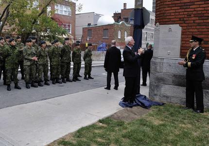 Visite à deux régiments canadiens historiques à Montréal
