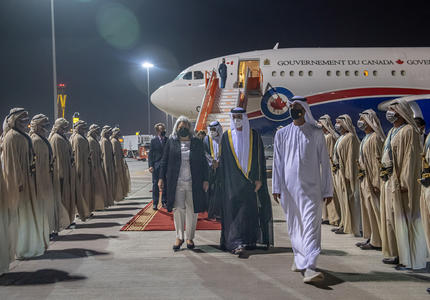 La gouverneure générale Mary Simon est accueillie sur le tarmac de Dubaï.