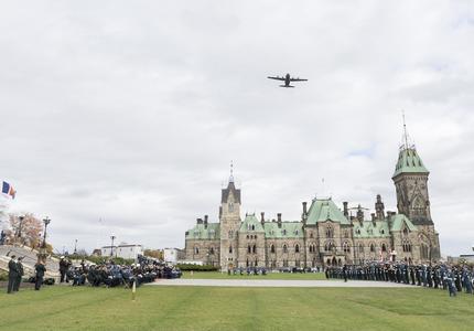 Son Excellence la très honorable Julie Payette, gouverneure générale et commandante en chef du Canada, a assisté au défilé de commémoration du Service royal de la logistique du Canada à l’occasion de son 50e anniversaire le 16 octobre 2018. 