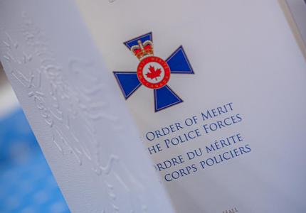 Une photo du programme de l'Ordre du mérite des corps policiers.