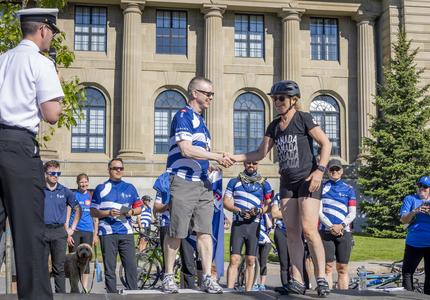 The Governor General shakes hands with a Navy Bike Ride organizer upon arriving at the event