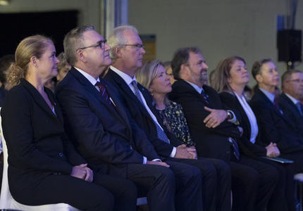 La gouverneure générale est assise parmi les participants lors du dévoilement des timbres célébrant l'événement Apollo 11.