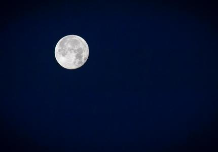 Photo d'une pleine lune prise à partir de la traversée entre l'Île-du-Prince-Édouard et les Îles-de-la-Madeleine. 