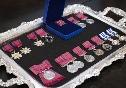 Une photo de médailles d'honneurs mixtes, organisée sur un plateau.