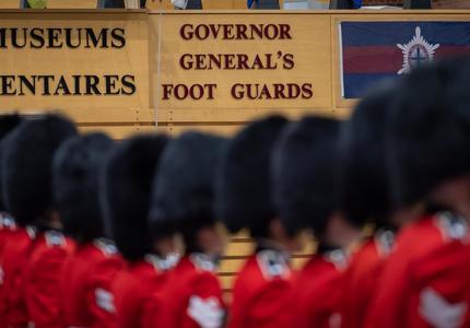 Des membres du Governor General's Foot Guards en défilé.
