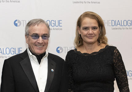 Daniel Lamarre, président et chef de la direction du Cirque du Soleil et gouverneur général du Canada, Julie Payette se tient devant une bannière arborant plusieurs logos du Dialogue Leadership to the Americas.
