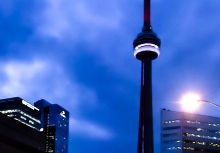 Une photo de la Tour CN à Toronto, prise la nuit.