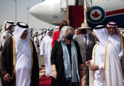 La gouverneure générale Mary Simon est accueillie sur le tarmac au Qatar.