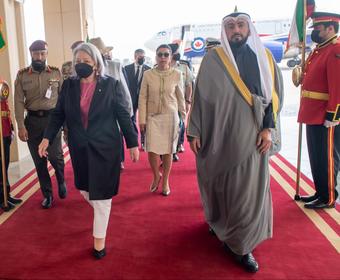 La gouverneure générale Mary Simon et un dignitaire koweïtien descendent un tapis rouge. 