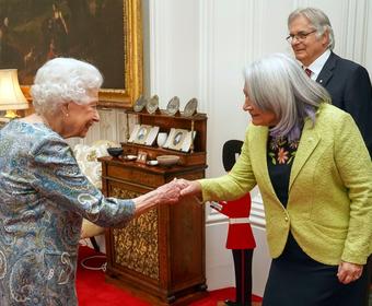 Her Excellency the Right Honourable Mary Simon, Governor General of Canada shaking hands with Her Majesty Queen Elizabeth II. 