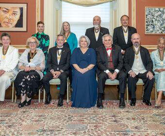 Photo de groupe des lauréats des Prix du Gouverneur général pour les arts du spectacle. La gouverneure générale Simon et M. Fraser sont assis au centre du groupe.