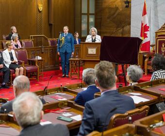 La gouverneure générale Marie Simon prononce son allocution sur le podium de la salle du Sénat.
