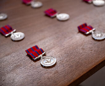 Médaille de bravoure sur une table