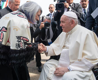 La gouverneure générale Simon serre la main du pape François.