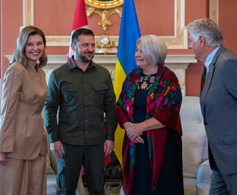 La gouverneure générale est deboût à la gauche de Son Excellence Volodymyr Zelenskyy, président de l’Ukraine