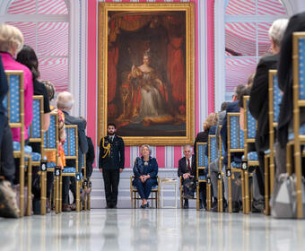 La gouverneure générale Mary Simon est assise sur une chaise à côté de M. Fraser