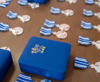 Photo de décorations pour service méritoire sur une table avec une boîte bleue