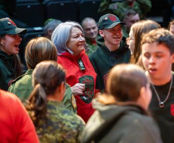 La gouverneure générale Mary Simon assiste à un spectacle culturel